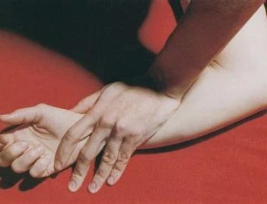 Τα πρώτα λόγια του «κοριτσιού με το τατουάζ» μόλις ξύπνησε από το κώμα - Τι ψέλλισε στη μητέρα της (βίντεο)